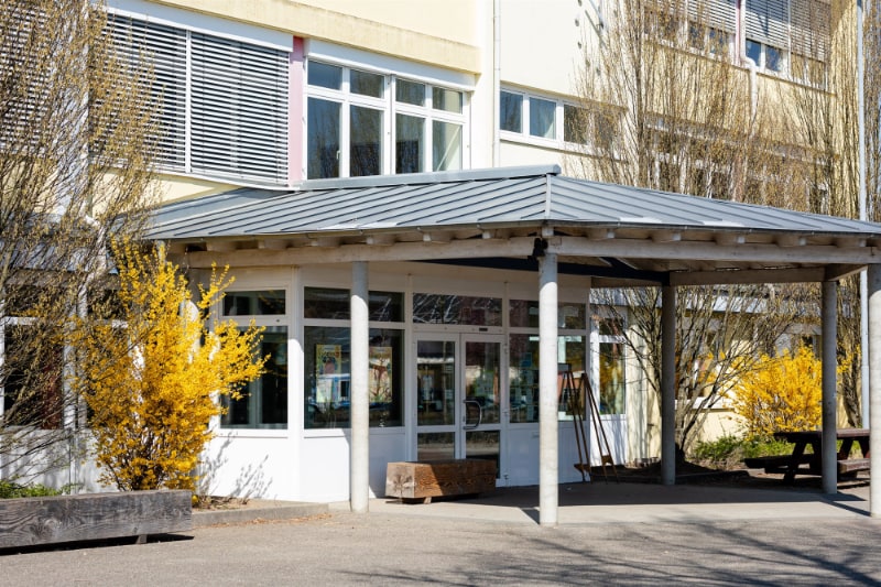 Haupteingang Schulgebäude