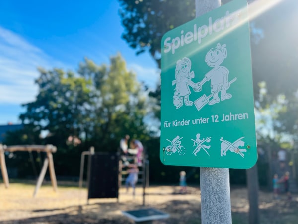 spielplatz Spielplatz Schild an der Schule